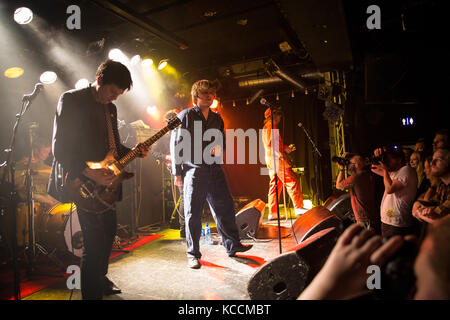 Le groupe américain Ty Segall & the Muggers donne un concert au John Dee à Oslo. Ici, le chanteur, musicien et compositeur Ty Segall est vu en direct sur scène avec les guitaristes Emmett Kelly (G) et Kyle Thomas (d). Norvège, 19/06 2016. Banque D'Images