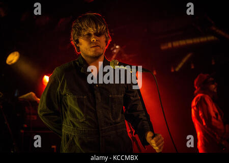 Le groupe américain Ty Segall & les détrousseurs effectue un concert live à John Dee dans Oslo. Ici chanteur, musicien et auteur-compositeur Ty Segall est vu sur scène. La Norvège, 19/06 2016. Banque D'Images