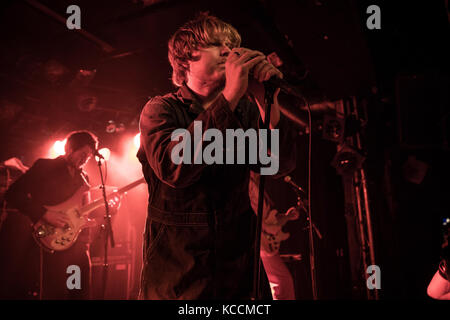 Le groupe américain Ty Segall & les détrousseurs effectue un concert live à John Dee dans Oslo. Ici chanteur, musicien et auteur-compositeur Ty Segall est vu sur scène. La Norvège, 19/06 2016. Banque D'Images