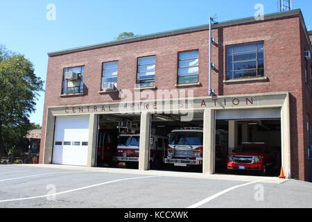 Caserne de pompiers et camions de pompiers dans la région de l'Atlantique Nord de la Nouvelle-Angleterre au Massachusetts Banque D'Images