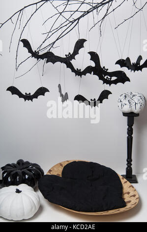 Silhouettes d'halloween avec de nombreuses chauves-souris noire sur une branche d'arbre et une citrouille sur un fond blanc Banque D'Images