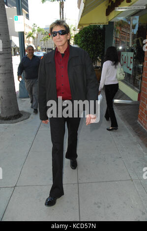 Beverly HILLS - CA - 22 MARS: Le chanteur Barry Manilow & Gary Kief dehors et vers Beverly Hills. Le 22 mars 2009 à Beverly Hills, Californie Personnes: Gary Kief, Barry Manilow transmission Ref: MNC Credit: Hoo-Me.com/MediaPunch Banque D'Images