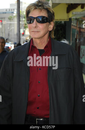 Beverly HILLS - CA - 22 MARS: Le chanteur Barry Manilow & Gary Kief dehors et vers Beverly Hills. Le 22 mars 2009 à Beverly Hills, Californie Personnes: Gary Kief, Barry Manilow transmission Ref: MNC Credit: Hoo-Me.com/MediaPunch Banque D'Images