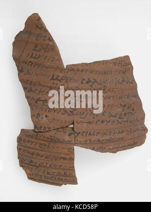 Ostrakon, 600, faite à Thèbes, Égypte Byzantine, Copte, fragment de poterie avec inscription à l'encre, Total : 6 1/2 x 5 7/8 in. (16.5 Banque D'Images