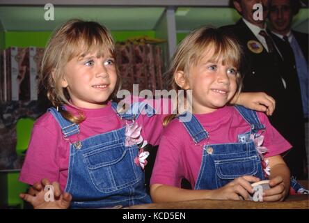 Ashley et Mary Kate Olsen ont assisté à la Convention VSDA. Las Vegas, Nevada. 11 Juillet 1993. © Joseph Marzullo / MediaPunch. Banque D'Images