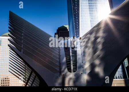 Les laveurs de vitres sur l'Oculus au World Trade Centre, le centre-ville de Manhattan, New York Banque D'Images