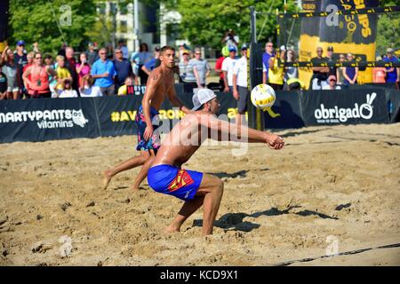 Dvd effectuant tourné pour configurer partenaire pour un kill shot à l'AVP 2017 Men's Chicago championnats. Chicago, Illinois, USA. Banque D'Images