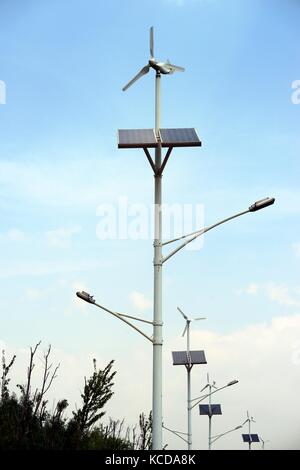 Eco friendly autonome panneaux solaires et éoliennes lampe intégrée posts l'éclairage de rue sur la route autoroute. Kunming, Yunnan, Chine Banque D'Images
