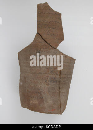 Ostrakon, 600, faite à Thèbes, Égypte Byzantine, Copte, fragment de poterie avec inscription à l'encre, Total : 9 13/16 x 11/16 x 5 3 1 Banque D'Images