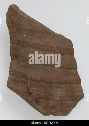 Ostrakon, 600, faite à Thèbes, Égypte Byzantine, Copte, fragment de poterie avec inscription à l'encre, Total : 4 3/4 x 4 1/8 in. (12 x Banque D'Images
