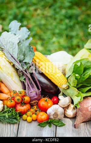 Des légumes sur la table en bois Banque D'Images