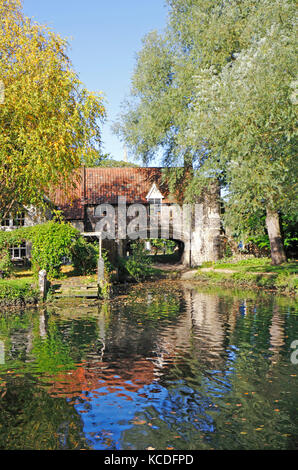 Une vue de la porte d'eau du 15e siècle tire à la rivière par ferry en wensum Norwich, Norfolk, Angleterre, Royaume-Uni. Banque D'Images