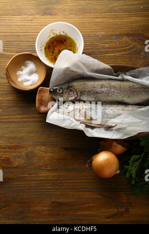 Deux poissons et ingrédients sur bois, de la nourriture au-dessus Banque D'Images