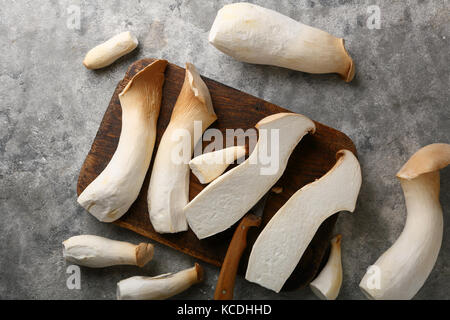 Pleurotes frais sur planche, la cuisson des aliments Banque D'Images