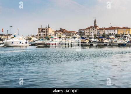 Budva, Monténégro - 20 août 2017 : marina de yachts et bateaux donnant sur la vieille ville au large de la côte de Budva, Budva riviera. Banque D'Images