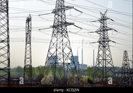 Centrale électrique chinoise alimentée au charbon sur le côté nord de la ville de Taiyuan, Chine. Tours de refroidissement et pylônes de grille Banque D'Images