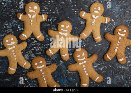 Les cookies de noël Gingerbread Man, vu de dessus, l'arrière-plan Banque D'Images