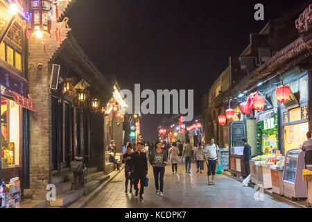 Xi da jie (rue de l'ouest) dans l'ancienne ville de Pingyao dans la nuit Banque D'Images