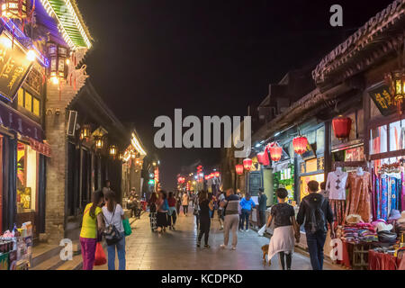 Xi da jie (rue de l'ouest) dans l'ancienne ville de Pingyao dans la nuit Banque D'Images