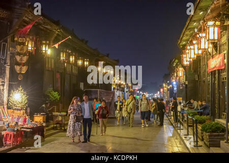 Xi da jie (rue de l'ouest) dans l'ancienne ville de Pingyao dans la nuit Banque D'Images