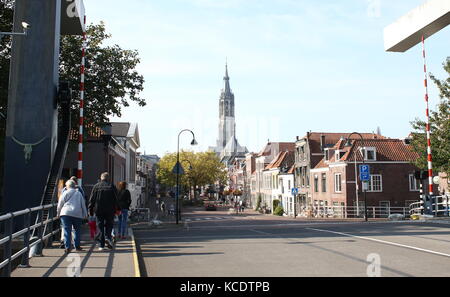 Koepoortbrug (vache gate bridge) plus Oostsingel, regard vers le canal Nieuwe Kerk (nouvelle église) Delft, Hollande méridionale, Pays-Bas. Banque D'Images