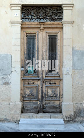 Ils ont perdu un porte chypriote traditionnel dans la vieille ville de Paphos, Chypre. Banque D'Images