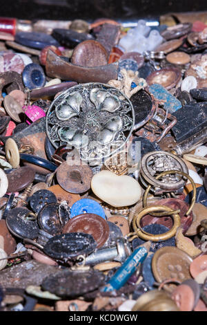 De vieux broches, boutons et petits morceaux. Banque D'Images