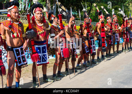 Les artistes du groupe tribal naga se tenant dans la ligne d'accueillir les agents du hornbill festival, Kohima, Nagaland, Inde Banque D'Images