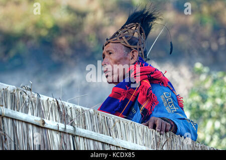 L'homme tribal Naga en tenue traditionnelle, Kisima Nagaland Hornbill festival, Kohima, Nagaland, Inde Banque D'Images