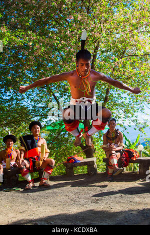 L'homme tribal Naga en tenue traditionnelle d'effectuer une danse guerrière, Kisima Nagaland Hornbill festival, Kohima, Nagaland, Inde Banque D'Images