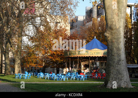 PARIS, FRANCE, 27 NOVEMBRE - Joyeux-Go-Round dans le parc de Bercy, le 27 novembre 2013 à Paris, France.Le parc de Bercy est l'un des plus importants ap Banque D'Images