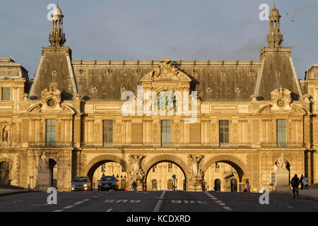 PARIS, FRANCE, le 26 janvier 2016 : le Musée du Louvre est l'un des plus grands et des plus populaires musées d'art au monde.Le musée est situé dans le coeur o Banque D'Images