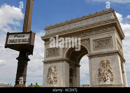 PARIS, France, 15 juin 2017 : l'Arc de Triomphe est l'un des monuments les plus célèbres de Paris, à l'extrémité ouest des champs-Élysées Banque D'Images