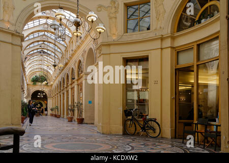 PARIS, France, 16 juin 2017 : la Galerie Vivienne est l'un des célèbres passages couverts de Paris.La galerie a été enregistrée en tant que Mo historique Banque D'Images