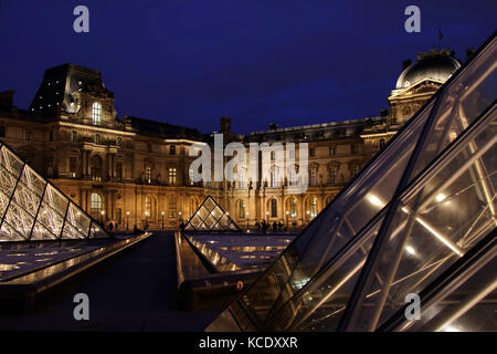 PARIS, FRANCE, le 27 janvier 2016 : le Musée du Louvre est l'un des plus grands et des plus populaires musées d'art au monde.Le musée est situé dans le coeur o Banque D'Images