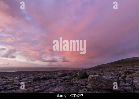 Coucher du soleil par la côte atlantique près de doolin en Irlande Banque D'Images