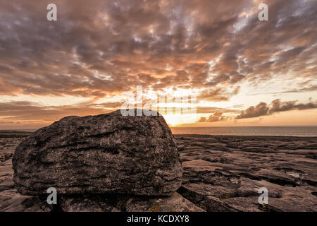 Coucher du soleil par la côte près de doolin en Irlande Banque D'Images