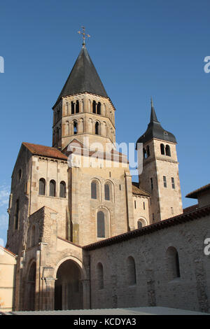 Clocher de l'abbaye de Cluny.Cluny est le symbole de la renaissance monastique.L'abbaye était un centre intellectuel de premier plan au Moyen-âge.Uniquement une partie su Banque D'Images