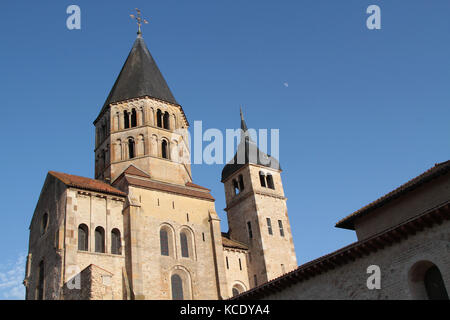 Clocher de l'abbaye de Cluny.Cluny est le symbole de la renaissance monastique.L'abbaye était un centre intellectuel de premier plan au Moyen-âge.Uniquement une partie su Banque D'Images