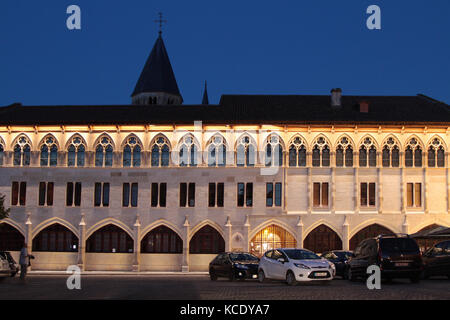 CLUNY, FRANCE, 7 JUIN 2014 : Abbaye du couvent de Cluny. Cluny est le symbole de la renaissance monastique au Moyen-âge. Les bâtiments abritent maintenant l'un de Banque D'Images