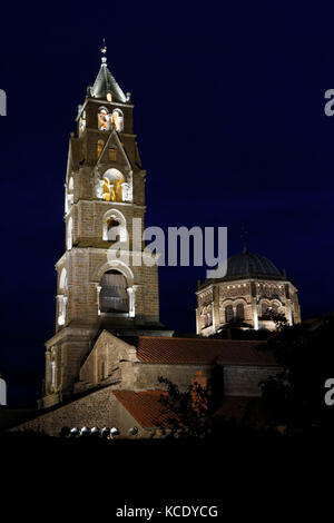 LE PUY, FRANCE, 15 juin 2015 : Cathédrale notre-Dame du Puy.Le Puy a été un centre de pèlerinage depuis l'époque médiévale, ainsi que de former partie o Banque D'Images