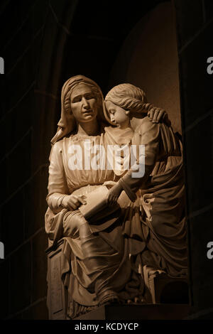 Statue en marbre dans la cathédrale du Puy-en-Velay Banque D'Images