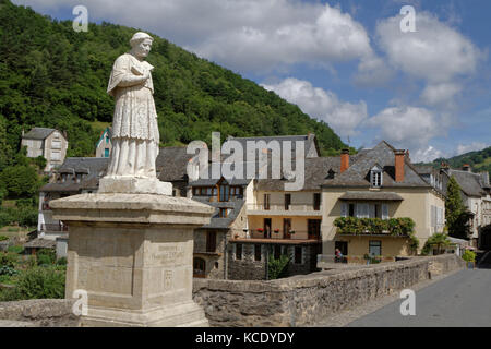 ESTAING, FRANCE, 19 juin 2015 : Estaing est considéré comme l'un des villages les plus pittoresques de France. Le pont sur le Lot fait partie du monde Banque D'Images