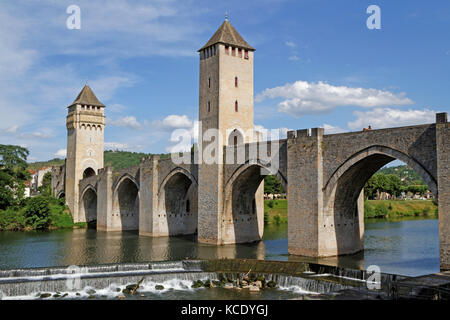 CAHORS, FRANCE, 22 juin 2015 : le pont Valentre, symbole de Cahors, a été achevé en 1378 et a développé un mythe lié au diable. Banque D'Images