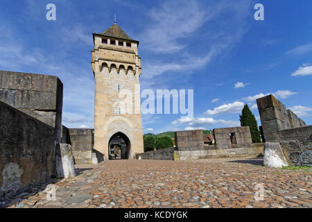 CAHORS, FRANCE, 22 juin 2015 : le pont Valentre, symbole de Cahors, a été achevé en 1378 et a développé un mythe lié au diable. Banque D'Images