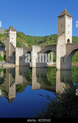 CAHORS, FRANCE, 22 juin 2015 : le pont Valentre, symbole de Cahors, a été achevé en 1378 et a développé un mythe lié au diable. Banque D'Images