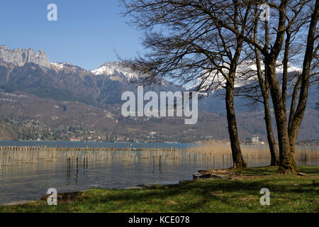 Rive du lac d'Annecy Banque D'Images