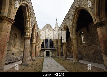 L'église de la garnison royale. La nef a été endommagé par une bombe incendiaire en 1941 mais le chœur a été restauré. Portsmouth, Hampshire, Royaume-Uni. Banque D'Images