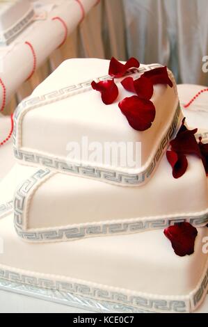 Gâteau de mariage blanc avec des roses,photo d'un Banque D'Images