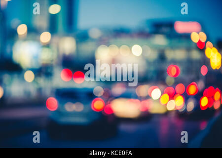 Bokeh multicolores de wagons à l'heure de pointe dans la zone urbaine de la ville de Milan - defocused embouteillage dans intersection de l'autoroute - concept des transports avec des véhicules floue Banque D'Images